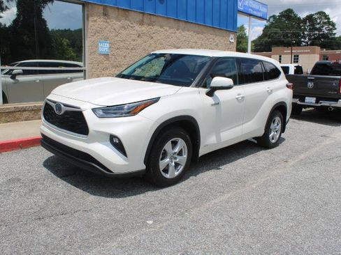 Used 2021 Toyota Highlander LE AWD/4WD image 3