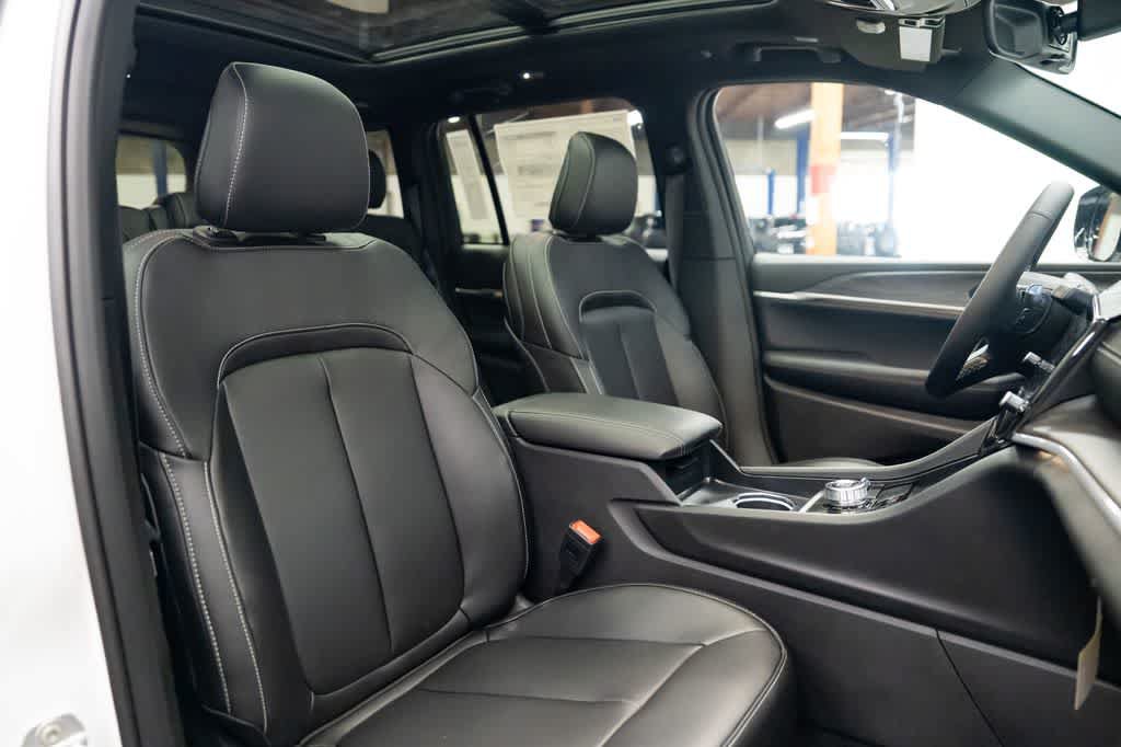 New 2026 Jeep Grand Cherokee Limited w/ Limited Altitude Package AWD/4WD image 30