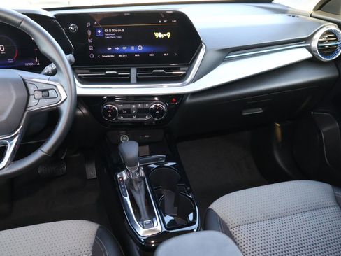 Used 2025 Chevrolet Trax LT w/ LT Convenience Package image 11