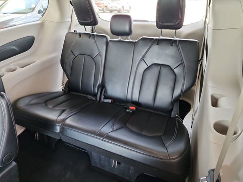 Used 2024 Chrysler Pacifica Touring-L FWD image 39