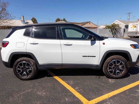 Used 2025 Jeep Compass Trailhawk AWD/4WD image 2