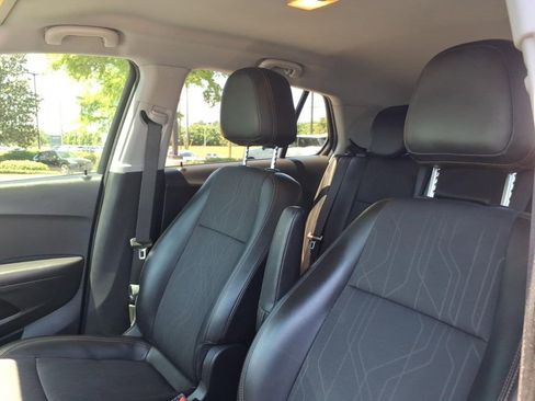 Used 2020 Chevrolet Trax LT w/ LT Convenience Package FWD image 16