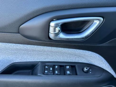 Used 2025 Jeep Compass Latitude w/ Convenience Group image 11