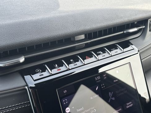 Used 2025 Jeep Grand Cherokee Laredo RWD image 12