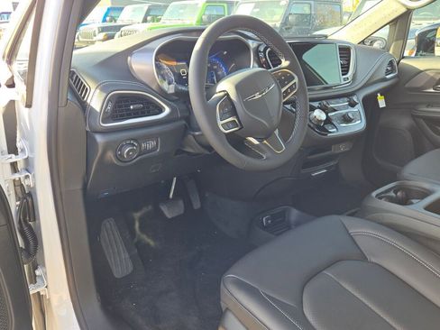 New 2026 Chrysler Pacifica Select image 18