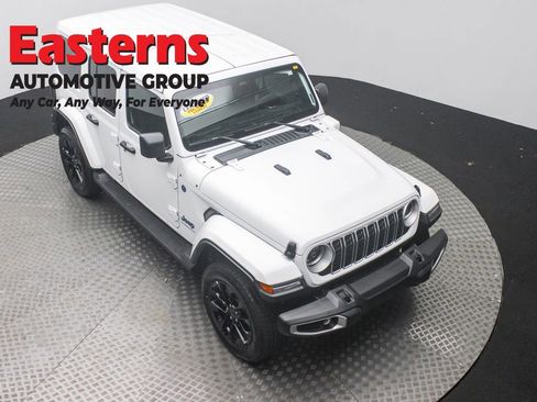 Used 2025 Jeep Wrangler Unlimited Sahara AWD/4WD image 3