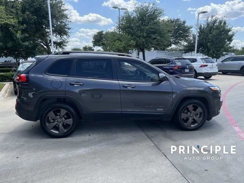 Used 2017 Jeep Cherokee Latitude w/ Safety/Convenience Group FWD image 5