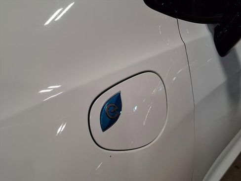 Used 2024 Chrysler Pacifica Select image 5