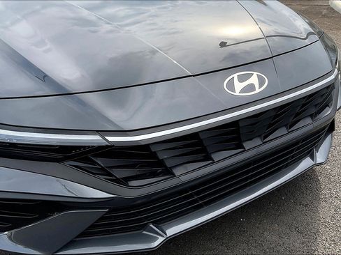 Used 2025 Hyundai Elantra SE image 33