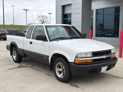Used 1997 Chevrolet S10 Pickup LS image 2