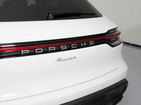 Certified 2025 Porsche Macan AWD/4WD image 37