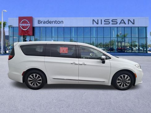 Used 2023 Chrysler Pacifica Limited FWD image 4
