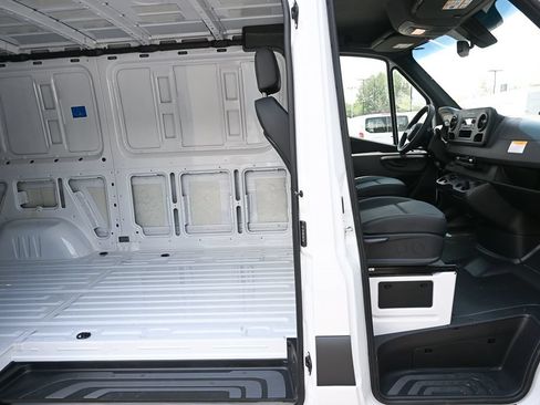 Used 2025 Mercedes-Benz Sprinter 2500 image 22