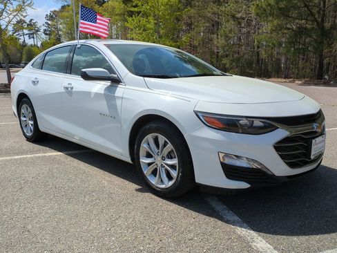 Used 2025 Chevrolet Malibu LT FWD image 2