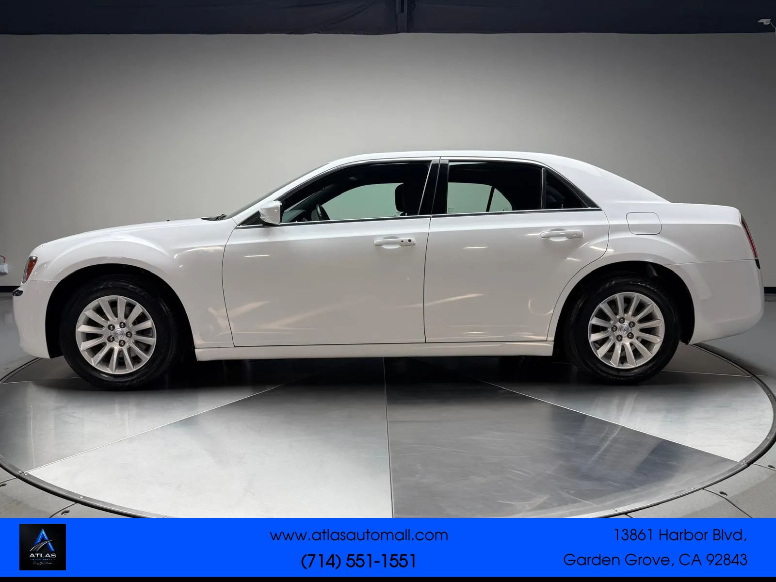 Used 2012 Chrysler 300 RWD image 4
