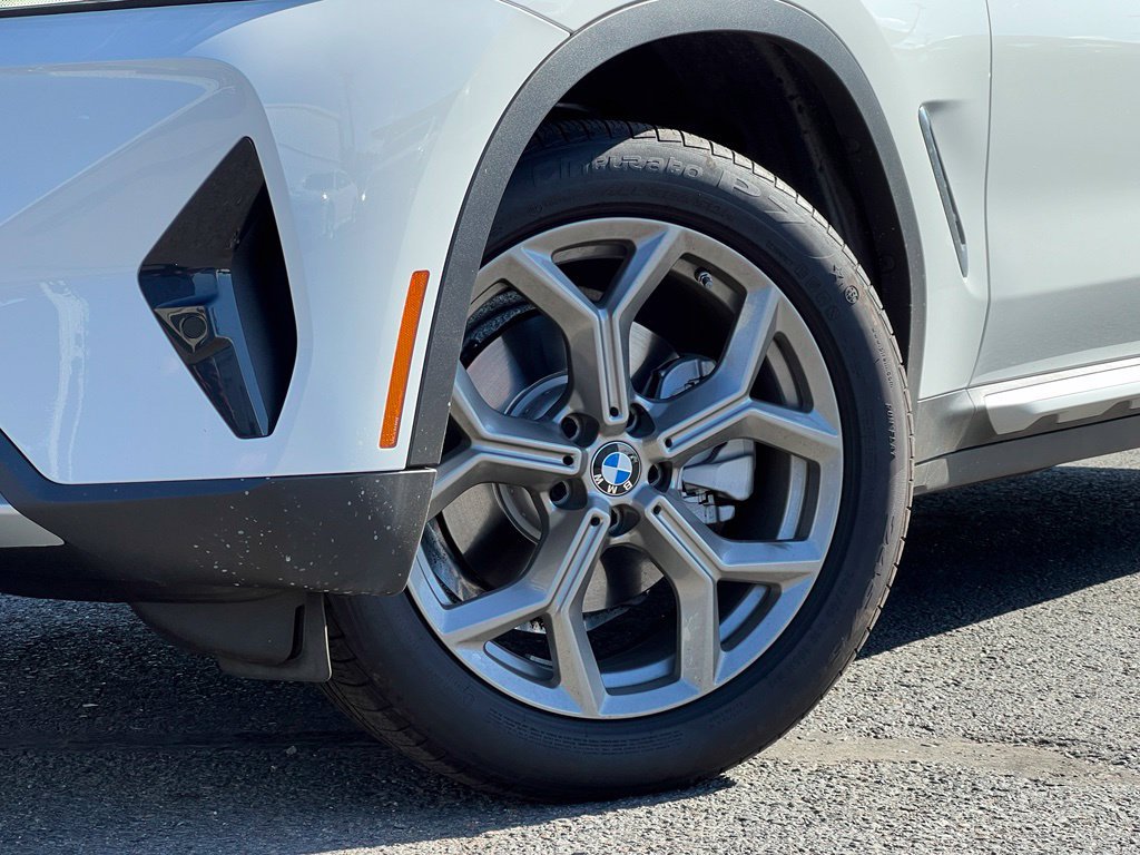 Used 2025 BMW X4 xDrive30i AWD/4WD image 2