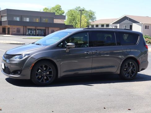Used 2019 Chrysler Pacifica Limited w/ Advanced Safetytec Group FWD image 10