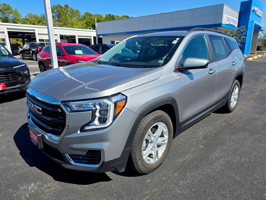 Used 2023 GMC Terrain SLE w/ Driver Convenience Package FWD image 4