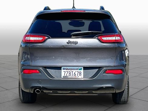 Used 2017 Jeep Cherokee Sport FWD image 4