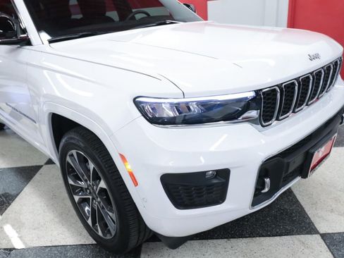 Used 2023 Jeep Grand Cherokee Overland w/ Luxury Tech Group IV AWD/4WD image 38