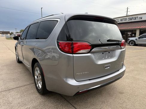 Used 2018 Chrysler Pacifica Limited image 5