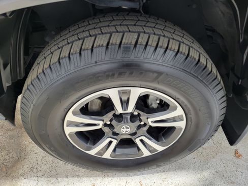 Used 2018 Toyota Tacoma SR5 image 41