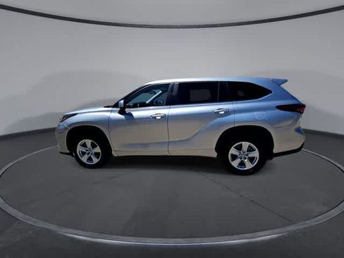 Used 2024 Toyota Highlander LE AWD/4WD image 5
