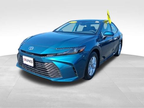 Used 2025 Toyota Camry LE AWD/4WD image 11