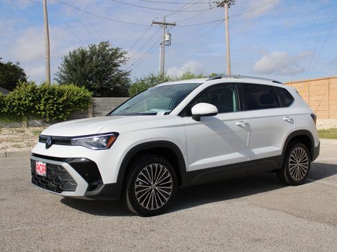 New 2025 Volkswagen Taos SE image 6