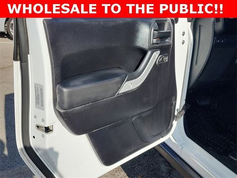 Used 2015 Jeep Wrangler Unlimited Rubicon w/ Connectivity Group image 11