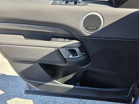 Used 2020 Land Rover Discovery HSE image 26