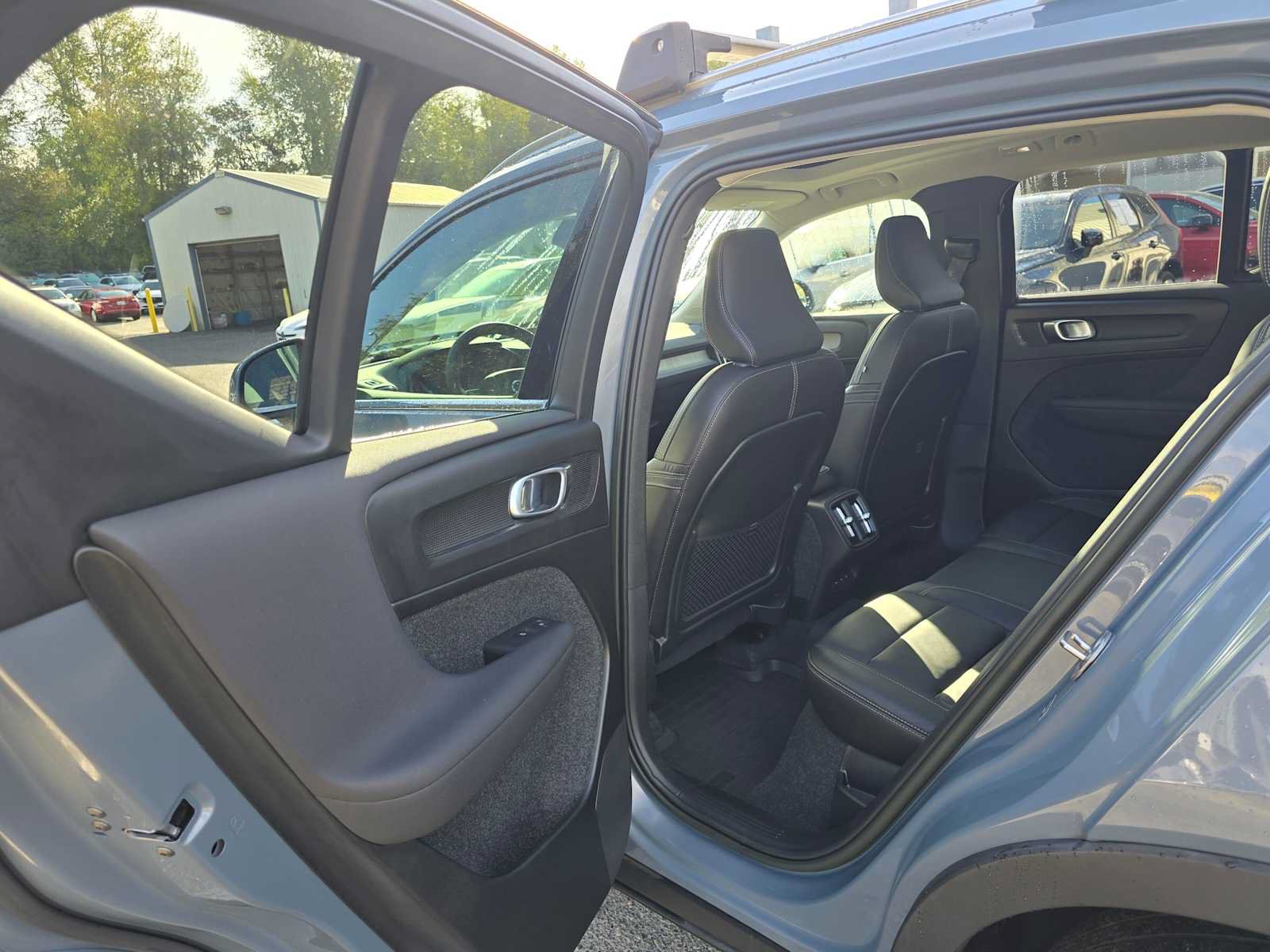 Certified 2023 Volvo XC40 B5 Ultimate w/ Protection Package Premier AWD/4WD image 17