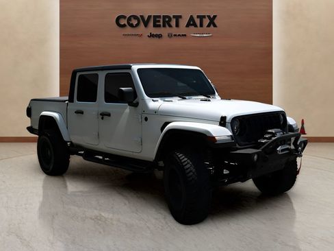 Used 2024 Jeep Gladiator Sport AWD/4WD image 7
