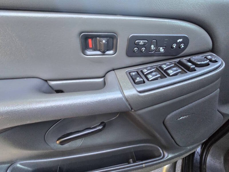Used 2004 Chevrolet Avalanche Z71 w/ Sun And Sound Package AWD/4WD image 21