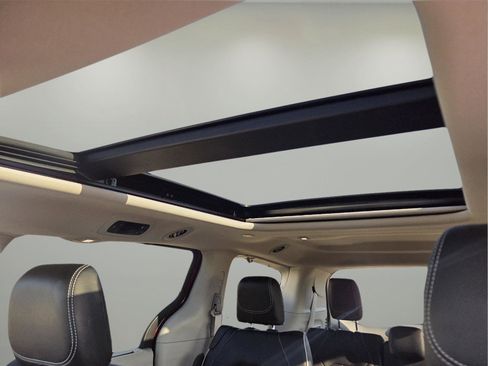 Used 2022 Chrysler Pacifica Limited image 2