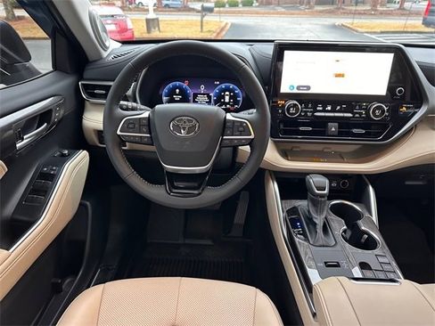 Used 2025 Toyota Highlander Limited image 10
