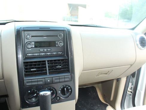 Used 2010 Ford Explorer XLT image 21