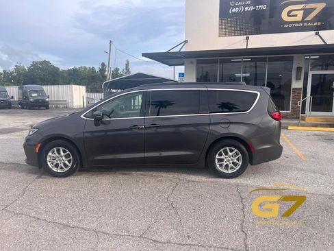 Used 2026 Chrysler Pacifica Select FWD image 5