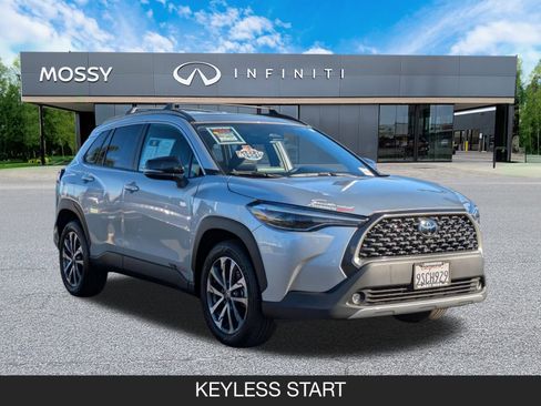 Used 2025 Toyota Corolla Cross XLE image 2