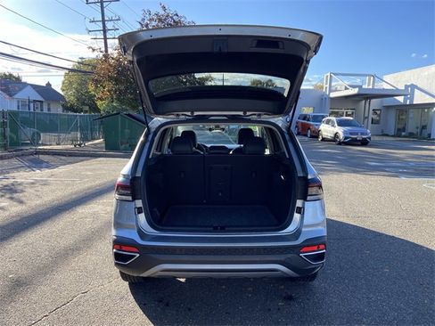 Used 2025 Volkswagen Taos SE image 31