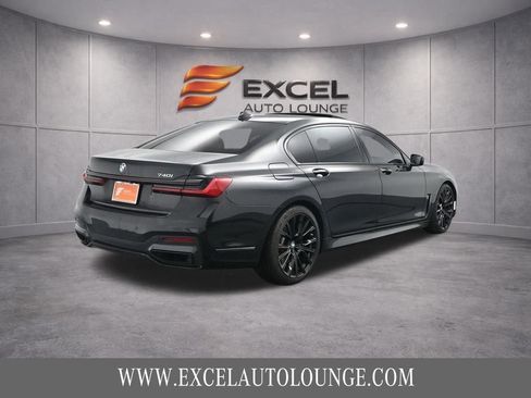Used 2022 BMW 740i w/ M Sport Package RWD image 9