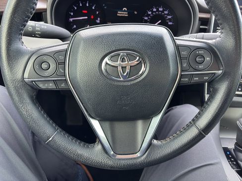 Certified 2019 Toyota Avalon XLE w/ Moonroof Package FWD image 9