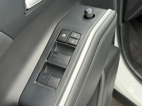 Used 2023 Toyota Highlander XLE FWD image 19