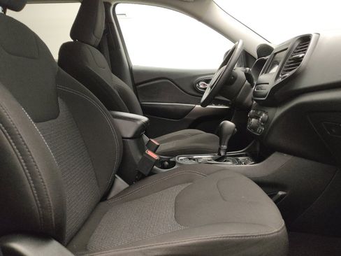 Used 2019 Jeep Cherokee Latitude w/ Popular Appearance Group FWD image 21
