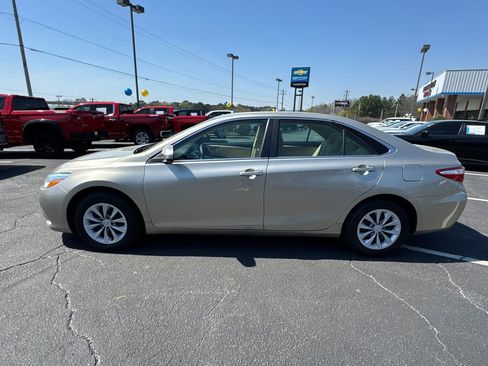 Used 2016 Toyota Camry LE image 9