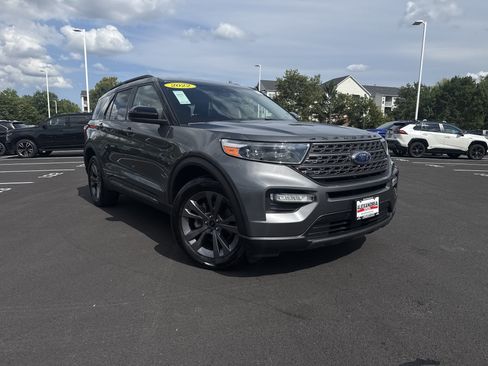 Used 2022 Ford Explorer XLT w/ Equipment Group 202A AWD/4WD image 2