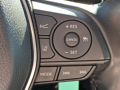 Used 2020 Toyota Camry SE w/ Blackout Package FWD image 23