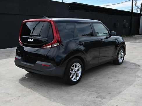 Used 2022 Kia Soul LX w/ Technology Package FWD image 4