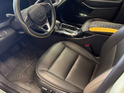 Used 2025 Chevrolet Trax ACTIV w/ Sunroof Package FWD image 2