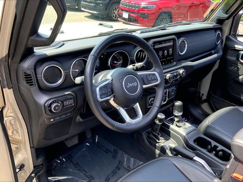 Certified 2022 Jeep Wrangler Unlimited Sahara w/ Cold Weather Group AWD/4WD image 17